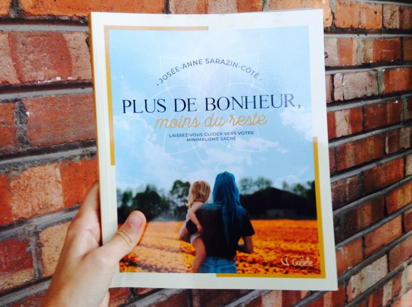 le fil rouge, le fil rouge lit, bibliothérapie, littérature, lecture, livres, livres qui font du bien, plus de bonheur moins du reste, éditions goélette, minimalisme, minimalisme sacré, simplifier sa vie, bonheur, essai