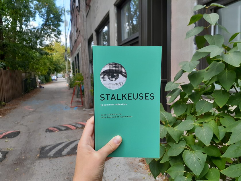 Le fil rouge, Le fil rouge lit, #Lefilrouge, #Lefilrougelit, Littérature, bibliothérapie, Lecture, #Bibliothérapie, Littérature québécoise, Nouvelles, Recueil, Stalkeuses, Québec Amérique, Voyeurisme, Regard, Obsession, Indiscrétion, Fanie Demeule, Catherine Côté, Maude Veilleux, Ariane Gélinas, Vanessa Courville, Virginie Blanchette-Doucet, Joyce Baker, Catherine Lavarenne, Marie-Claude Lapalme, Ariane Lessard, Krystel Bertrand, Gabrielle Lessard, Loic Bourdeau, Christina Brassard, Sarah Desrosiers, Marie-Hélène Larochelle,